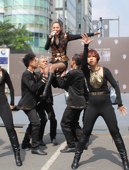 Thanh Hằng, Trí Nguyễn hút mắt bên siêu xe - 16