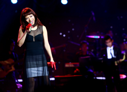 Hồng Nhung rạng rỡ giữa mùa đông Hà Nội - 2