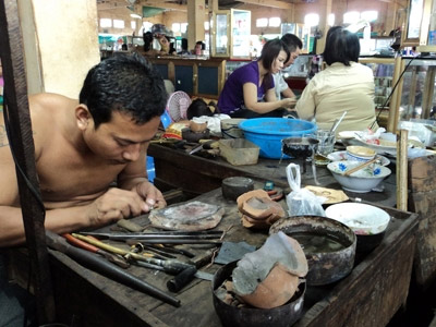 Mua bán vàng như rau ở chợ Campuchia - 2