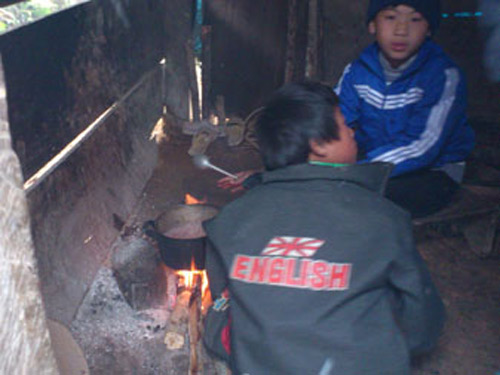 Trẻ vùng cao bắt chuột ăn qua ngày giá rét - 2