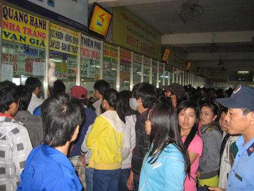 Vật vã, chen lấn mua vé Tết xe thương hiệu - 2