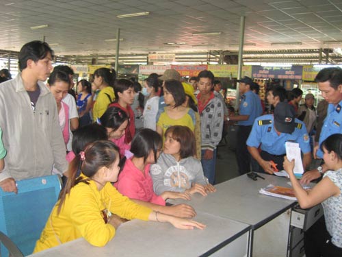 Vật vã, chen lấn mua vé Tết xe thương hiệu - 5
