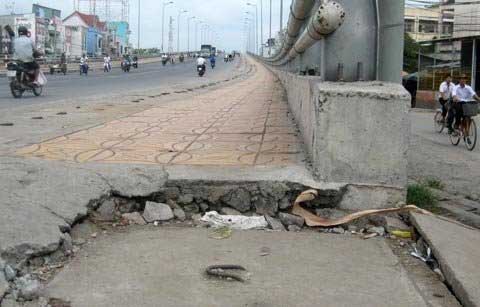 Sụt lún nguy hiểm trên cầu Cái Răng - 4