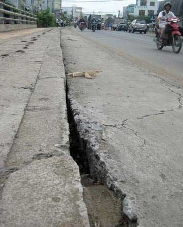 Sụt lún nguy hiểm trên cầu Cái Răng - 8