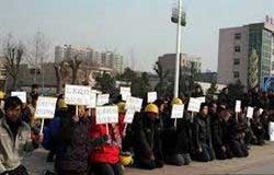 TQ: Hàng nghìn công nhân quỳ xin chính phủ - 3