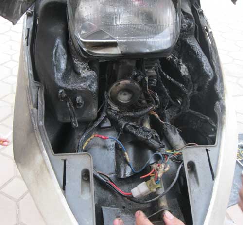 HN: Xe Spacy bốc cháy ngùn ngụt giữa đường - 2