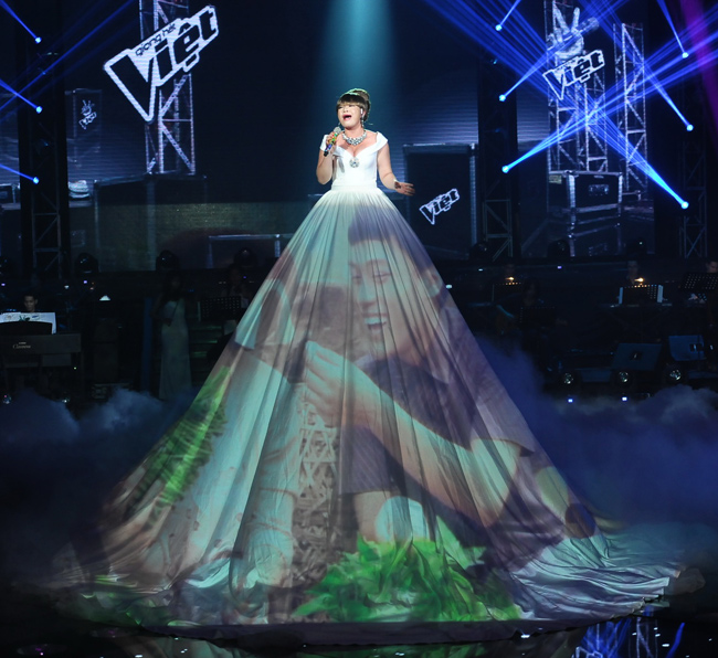 Ngoài ra, ở ca khúc dự thi thứ 2, Xuân Nghi còn gây ấn tượgg khi hình ảnh trong MV của Xuân Nghi được phản chiếu qua chiếc váy dài kỷ lục của cô nàng.