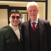 Psy thân mật bên cựu TT Bill Clinton