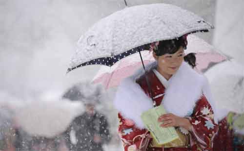 Thiếu nữ Nhật đội tuyết dự Lễ Trưởng thành - 1