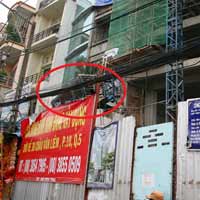 Tin tức trong ngày - Lồng sắt công trình rơi làm gãy cây trụ điện