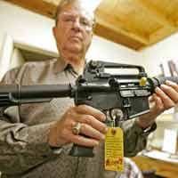 Thế giới - Người Mỹ mua súng nhiều chưa từng thấy