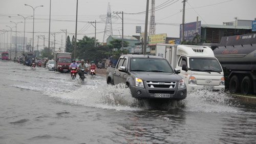 TP.HCM: Triều cường nhấn chìm đường phố - 3
