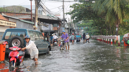 TP.HCM: Triều cường nhấn chìm đường phố - 5