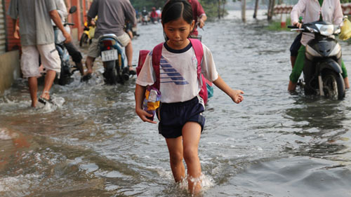 TP.HCM: Triều cường nhấn chìm đường phố - 6