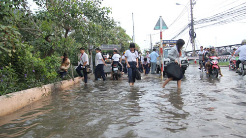 TP.HCM: Triều cường nhấn chìm đường phố - 2