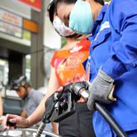 Thị trường - Tiêu dùng - Xăng dầu lại “lỗ” nhưng không tăng giá