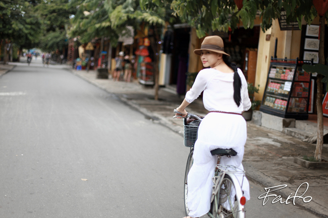 Trong loạt ảnh mới, Ngô Thanh Vân toát lên vẻ  dịu dàng thanh tao giữa vùng đất Hội An được xem là địa điểm du lịch thu hút khách du lịch nước ngoài nhất Việt Nam. 
