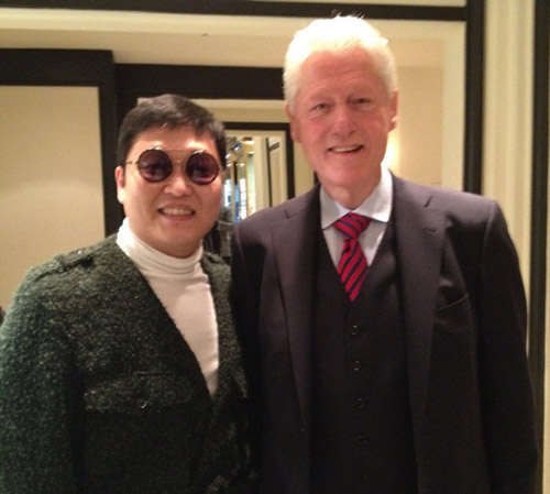 Psy thân mật bên cựu TT Bill Clinton - 1