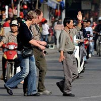 Tin tức trong ngày - Sang đường, "Tây" phục "ta" sát đất