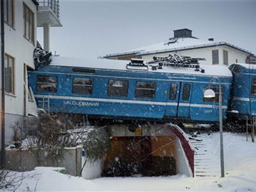 Thụy Điển: Trộm tàu hỏa, lao vào chung cư - 1