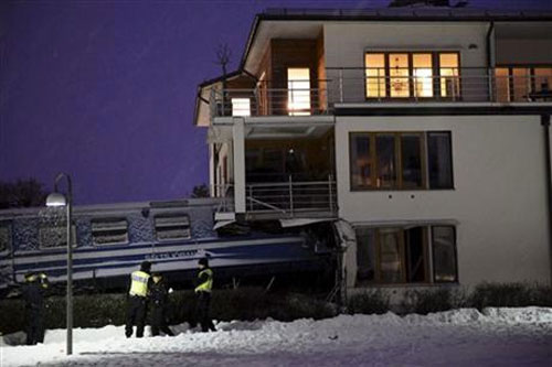 Thụy Điển: Trộm tàu hỏa, lao vào chung cư - 2