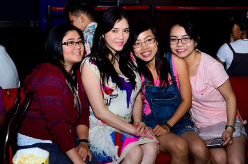 Lý Nhã Kỳ thuê rạp chiếu phim đãi fan - 4