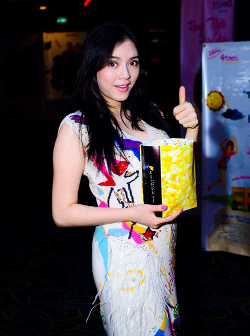 Lý Nhã Kỳ thuê rạp chiếu phim đãi fan - 7