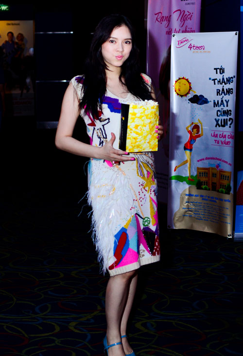 Lý Nhã Kỳ thuê rạp chiếu phim đãi fan - 8