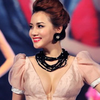 Xu hướng thời trang - Mẫu Việt "bức tử" vòng 1 diễn catwalk