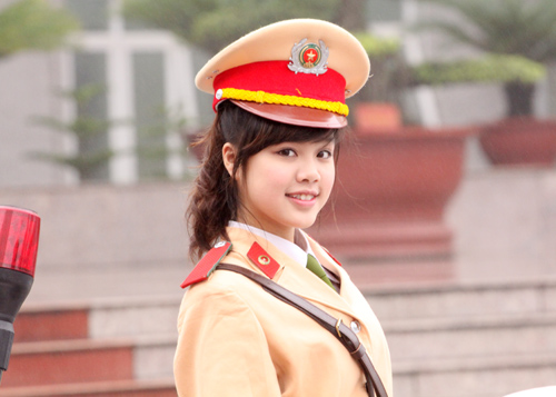 Nữ CSGT tôi luyện ra sao? - 13