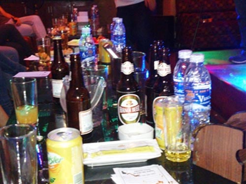 Khó xử phạt uống rượu tại quán karaoke - 1