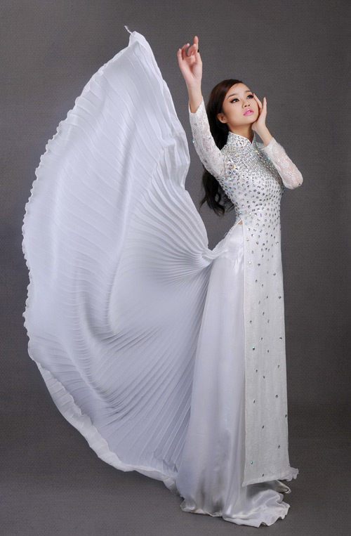 Kiều Ngân duyên dáng với áo dài - 9