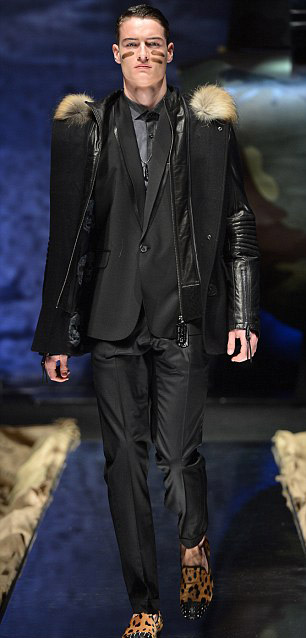 Mẫu nam vác súng trường lên sàn catwalk - 10