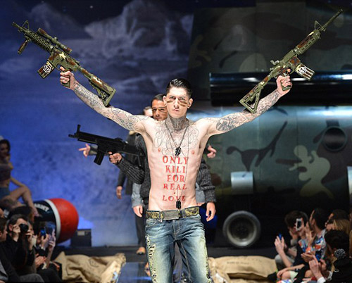 Mẫu nam vác súng trường lên sàn catwalk - 8