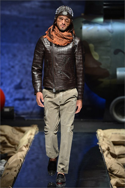 Mẫu nam vác súng trường lên sàn catwalk - 9