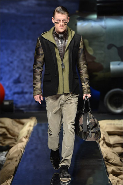 Mẫu nam vác súng trường lên sàn catwalk - 12