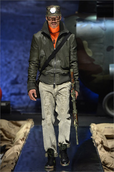 Mẫu nam vác súng trường lên sàn catwalk - 13