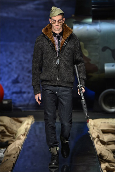 Mẫu nam vác súng trường lên sàn catwalk - 17