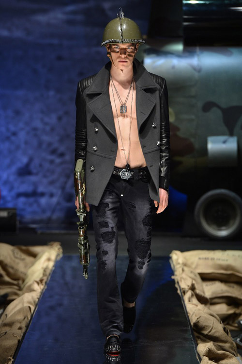 Mẫu nam vác súng trường lên sàn catwalk - 2