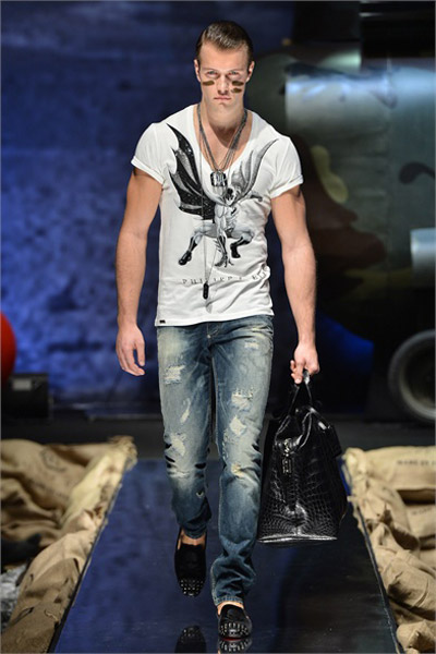 Mẫu nam vác súng trường lên sàn catwalk - 16