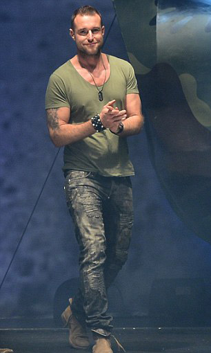 Mẫu nam vác súng trường lên sàn catwalk - 20