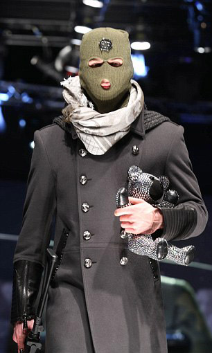 Mẫu nam vác súng trường lên sàn catwalk - 5