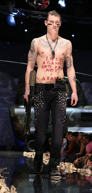 Mẫu nam vác súng trường lên sàn catwalk - 4