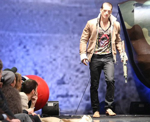 Mẫu nam vác súng trường lên sàn catwalk - 3