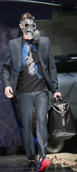 Mẫu nam vác súng trường lên sàn catwalk - 7