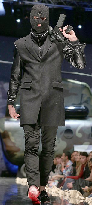 Mẫu nam vác súng trường lên sàn catwalk - 6