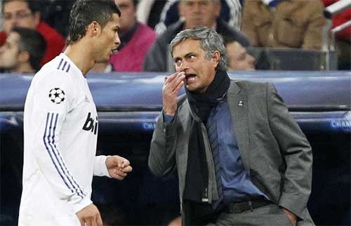 CR7 bật Mourinho: Bernabeu loạn thật rồi - 2