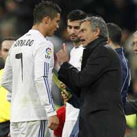 Bóng đá - CR7 bật Mourinho: Bernabeu loạn thật rồi