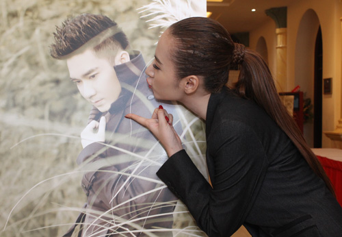 Angela Phương Trinh hôn gió em gái - 1