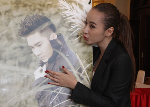 Angela Phương Trinh hôn gió em gái - 2